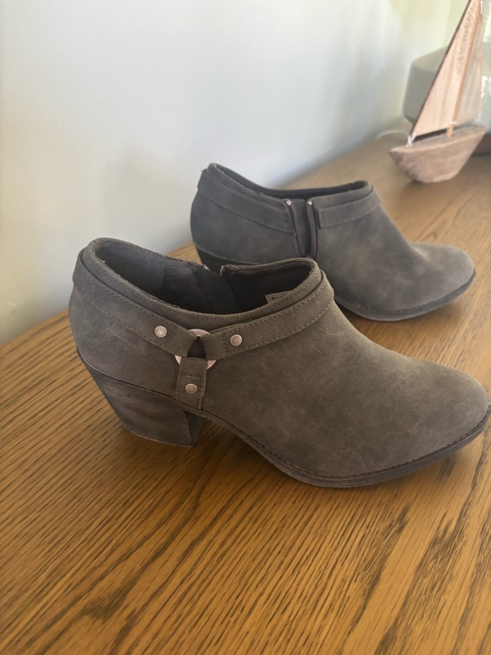 Unleashed by Rocket Dog Grey Suede Women’s SZ 10M Gently Used